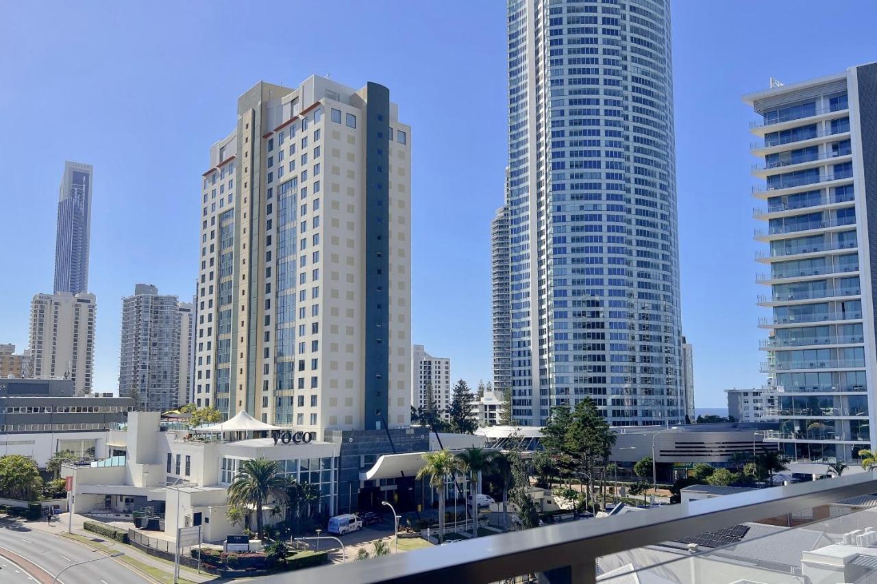 E.s. Surfers Paradise Apartment *